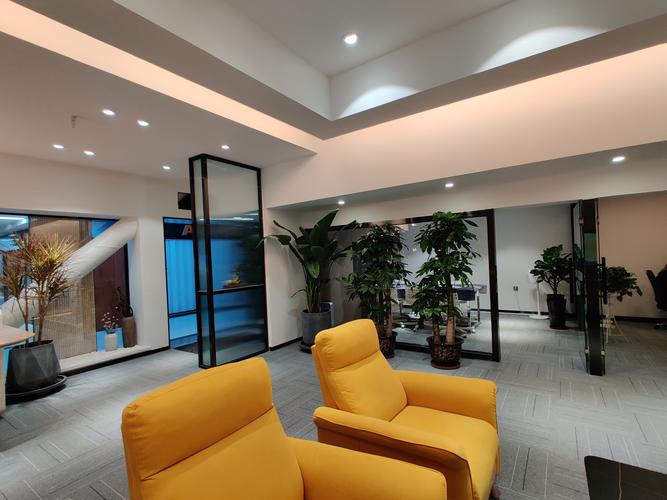 杜家毅,公司经营范围包括:室内装饰设计;建筑装饰工程施工